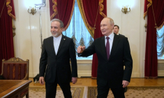 Le président russe Vladimir Poutine (d) et le ministre iranien des Affaires étrangères Abbas Araghchi à Saint-Pétersbourg, le 27 avril 2026 en Russie ( POOL / Dmitry LOVETSKY )