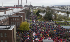 ( POOL / MARTIN MEISSNER )