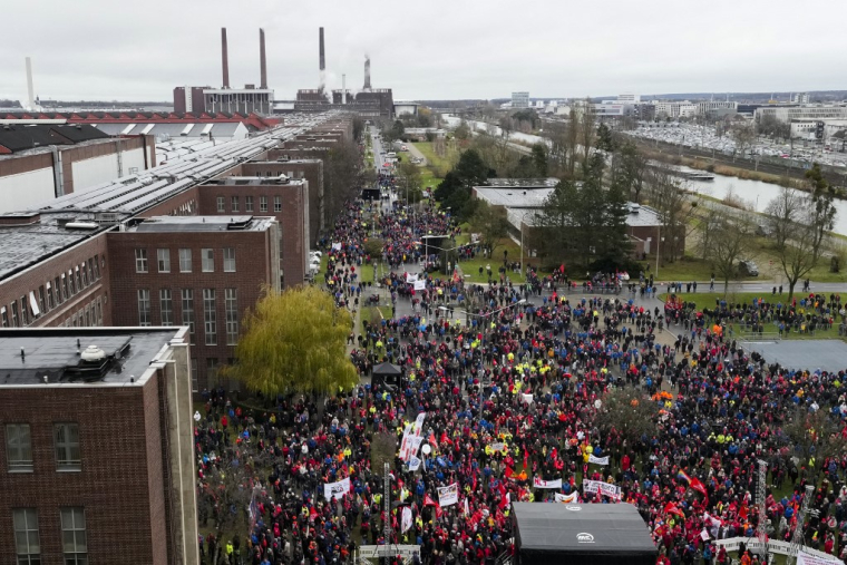 ( POOL / MARTIN MEISSNER )