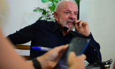 Le président du Brésil, Luiz Inacio Lula da Silva, s'entretient avec les médias étrangers avant la Conférence des Nations Unies sur le changement climatique COP30 à Belém, dans l'État de Para, au Brésil, le 4 novembre 2025 ( AFP / Pablo PORCIUNCULA )