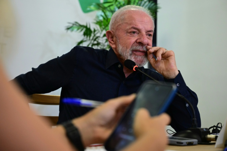 Le président du Brésil, Luiz Inacio Lula da Silva, s'entretient avec les médias étrangers avant la Conférence des Nations Unies sur le changement climatique COP30 à Belém, dans l'État de Para, au Brésil, le 4 novembre 2025 ( AFP / Pablo PORCIUNCULA )