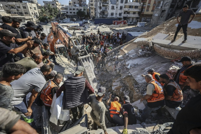 Les secours interviennent sur un immeuble détruit près de Gaza city le 16 septembre 2026 ( AFP / Omar AL-QATTAA )