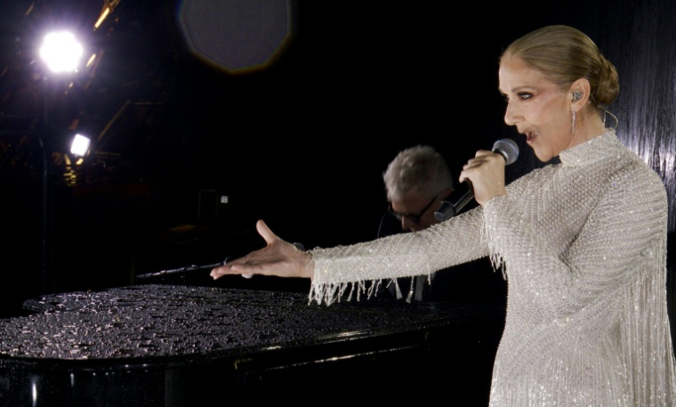 La chanteuse canadienne Céline Dion chante à la tour Eiffel pour l'ouverture des Jeux olympiques à Paris, le 26 juillet 2024 ( POOL / - )