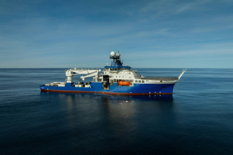 Photo aérienne diffusée par l'Institut Oceanographique Schmidt qui montre le bateau de l'expédition Falkor, naviguant sur le Pacifique Sud, face au Chili, le 2 juillet 2025 ( Schmidt Ocean Institute / MISHA VALLEJO PRUT )