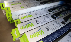 Un logo Valeo est visible sur des paquets