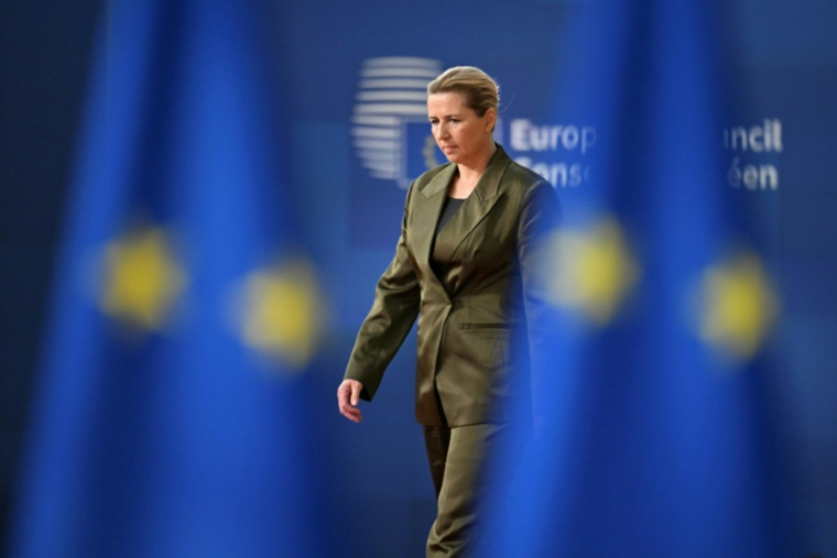 La Première ministre danoise Mette Frederiksen arrive pour participer à un sommet de l'UE à Bruxelles, le 16 octobre 2026 ( AFP / NICOLAS TUCAT )