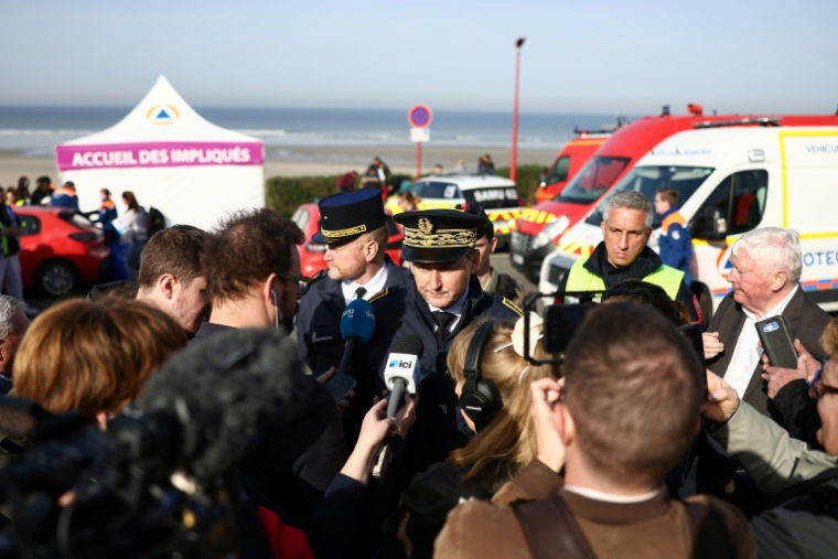 François-Xavier Lauch (c), préfet du Pas-de-Calais, s'adresse à la presse après qu'une tentative de traversée illégale de la Manche a tourné au drame, à Equihen-Plage, le 9 avril 2026 ( AFP / Sameer AL-DOUMY )