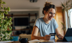 (Crédits photo : Adobe Stock - Femme enchantée par les avantages de son compte bancaire ouvert chez BoursoBank)