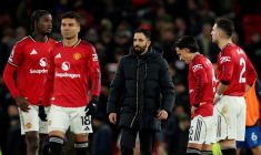 L'entraîneur Ruben Amorim et de joueurs de Manchester United après un match