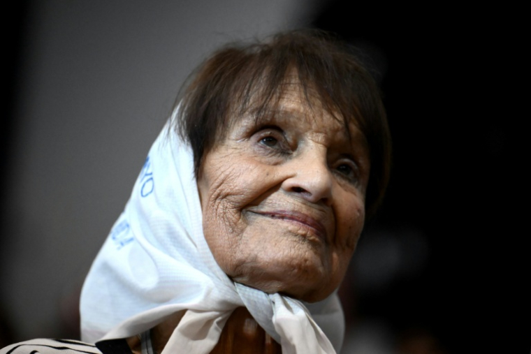 Taty Almeida, dirigeante de l'organisation de défense des droits humains des Mères de la place de Mai, lors d'une conférene de presse à Buenos Aires, en Argentine, le 21 janvier 2025 ( AFP / Luis ROBAYO )