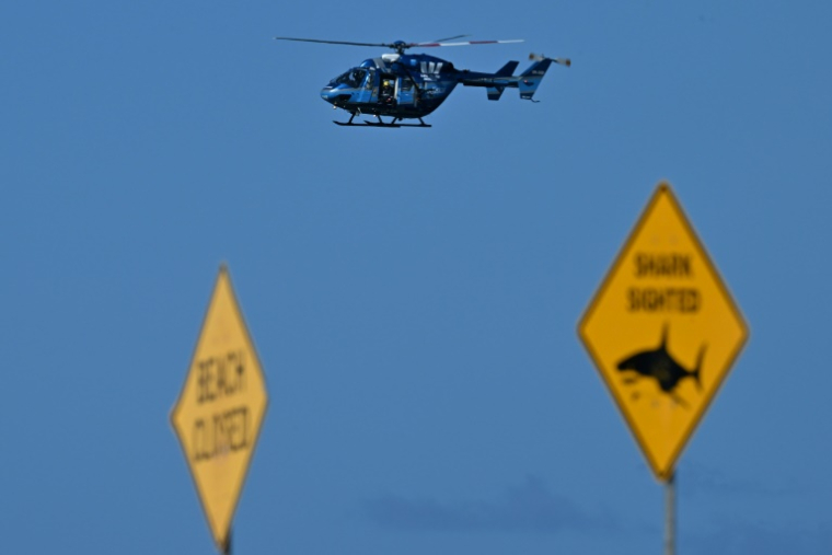 Un hélicoptère en patrouille le long du littoral alors que les plages du nord de Sydney restent fermées après une attaque présumée de requin à Long Reef Beach, le 6 septembre 2025 en Australie ( AFP / Saeed KHAN )