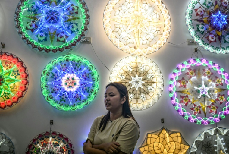 La fabricante de lanternes Angelica David lors d'un entretien avec l'AFP dans son atelier de San Fernando, à Pampanga le 3 septembre 2026 aux Philippines ( AFP / Jam STA ROSA )