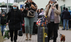 DES MILLIERS D'UKRAINIENS FUIENT VERS L'UE