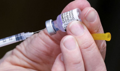 Un membre du personnel médical prépare une dose de rappel du vaccin contre le coronavirus (COVID-19)