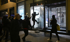 Des pillards à Paris, le 18 octobre 2026. ( AFP / MATTHIEU RONDEL )