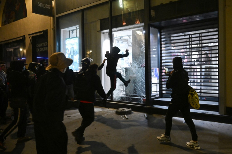 Des pillards à Paris, le 18 octobre 2026. ( AFP / MATTHIEU RONDEL )