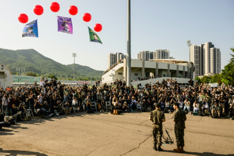 Les membres du boys band de K-pop BTS, Jungkook et Jimin devant leur fans et la presse à leur arrivée à Yeoncheon, le 11 juin 2025 en Corée du Sud, après leur libération de 18 mois de service militaire ( AFP / ANTHONY WALLACE )