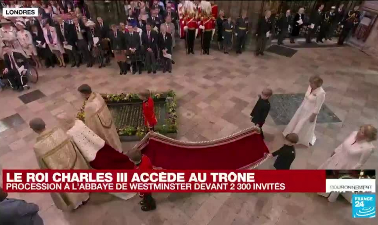 Charles III et Camilla font leur entrée dans l'abbaye de Westminster devant 2 300 invités