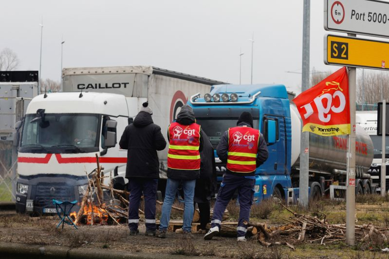Un barrage routier près de la raffinerie TotalEnergies à Gonfreville-L'Orcher, près du Havre
