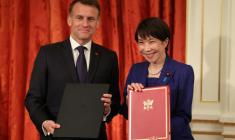 Le président français Emmanuel Macron et la Première ministre japonaise Sanae Takaichi lors d'une cérémonie de signature au palais d'Akasaka à Tokyo, le 1er avril 2026 ( AFP / Ludovic MARIN )