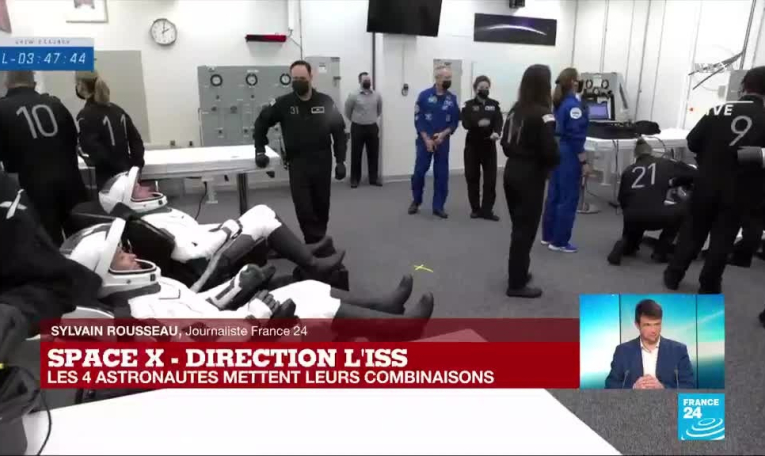 Départ vers l'ISS : les 4 astronautes mettent leurs combinaisons