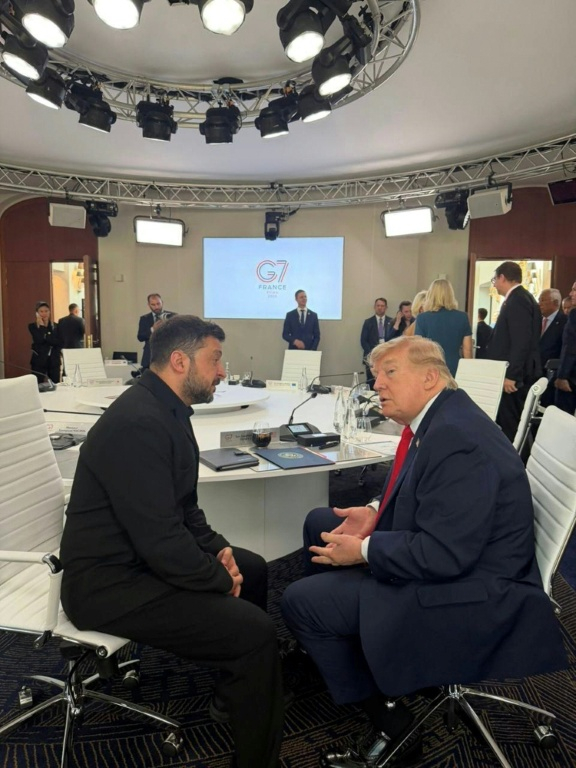 Photo diffusée par le service de presse de la présidence ukrainienne, le 16 juin 2026, montrant le président ukrainien Volodymyr Zelensky (g) et le président américain Donald Trump (d) lors d'une conversation au sommet du G7 à Évian ( UKRAINIAN PRESIDENTIAL PRESS SERVICE / Handout )