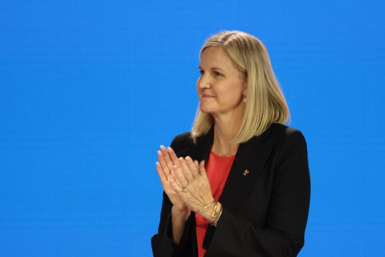 La nouvelle présidente du CIO Kirsty Coventry applaudit lors de la conférence de presse