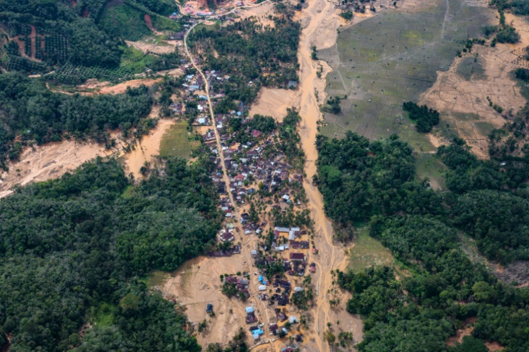 Vue aérienne des dégâts causés par les inondations et les glissements de terrain dans le district de Tapanuli, le 21 décembre 2025 à Sumatra, en Indonésie ( AFP / AHMAD RIDWAN NASUTION )
