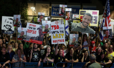 Rassemblement à Tel-Aviv pour appeler à la restitution de tous les corps d'otages encore retenus par le Hamas à Gaza, le 25 octobre 2025 ( AFP / Jack GUEZ )