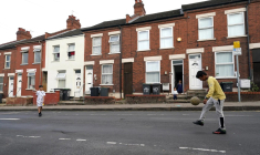 Italie : des enfants jouent au foot dans la rue, la police verbalise leurs parents