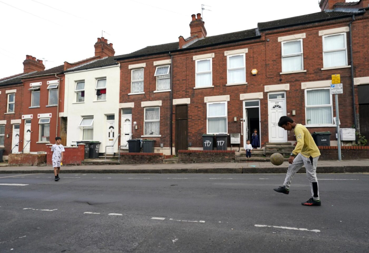 Italie : des enfants jouent au foot dans la rue, la police verbalise leurs parents