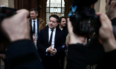 Le maire de gauche sortant de Marseille Benoît Payan (c) quitte la préfecture après avoir déposé sa liste, au lendemain du 1er tour des municipales, le 16 mars 2026à Marseille ( AFP / Thibaud MORITZ )