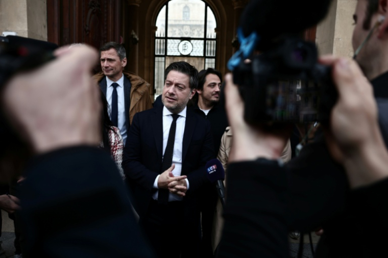 Le maire sortant et candidat de la gauche Benoit Payan (c) quitte la préfecture après avoir déposé sa liste, au lendemain du 1er tour des municipales, le 16 mars 2026 à Marseille ( AFP / Thibaud MORITZ )