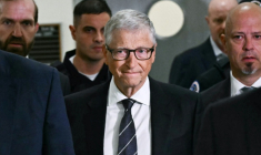 Le cofondateur de Microsoft Bill Gates (c) arrive pour une audition à huis clos devant une commission parlementaire américaine sur l'affaire Epstein, le 10 juin 2026 à Washington ( AFP / Kent NISHIMURA )