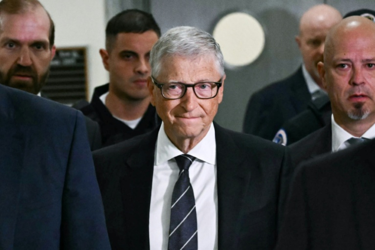 Le cofondateur de Microsoft Bill Gates (c) arrive pour une audition à huis clos devant une commission parlementaire américaine sur l'affaire Epstein, le 10 juin 2026 à Washington ( AFP / Kent NISHIMURA )