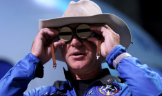 Jeff Bezos, lors d'une conférence de presse pour Blue Origin, en 2021, à Van Horn (Texas) ( GETTY IMAGES NORTH AMERICA / JOE RAEDLE )