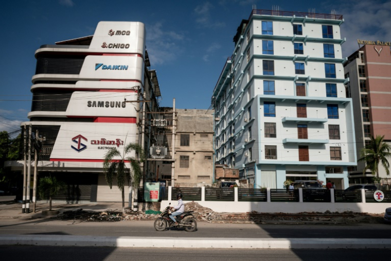 'emplacement vide d'un bâtiment détruit pendant le tremblement de terre du 28 mars à Mandalay, le 17 septembre 2025 en Bimrandie ( AFP / Sai Aung MAIN )