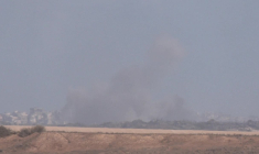 De la fumée s'élève au-dessus du nord de la bande de Gaza