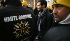 Alexandre Ducrocq, au centre, avocat des agriculteurs de la Coordination rurale condamnés, à Toulouse le 13 février 2026 ( AFP / Lionel BONAVENTURE )