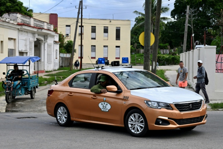 Un véhicule de police quitte le tribunal municipal populaire de Marianao, à La Havane, le 11 novembre 2025, où se tient le procès de l’ancien ministre cubain de l’Économie, Alejandro Gil. ( AFP / Yamil LAGE )