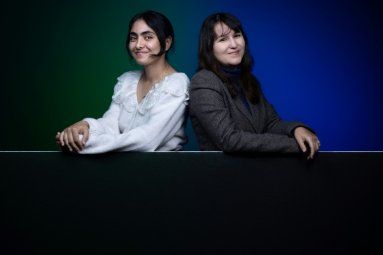Tala Albanna, Palestinienne de Gaza, à gauche, et Michelle Amzalak, Israélienne, à droite, à Paris le 30 septembre 2025 ( AFP / JOEL SAGET )