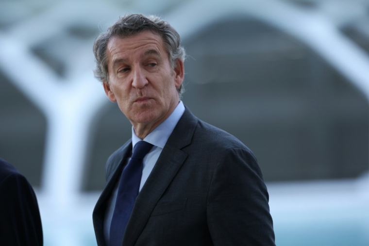 Le leader du Parti populaire (PP), Alberto Núñez Feijóo, arrive à une cérémonie commémorative au complexe culturel et architectural de la Cité des arts et des sciences à Valence, en Espagne, le 29 octobre 2025 ( AFP / Oscar DEL POZO )