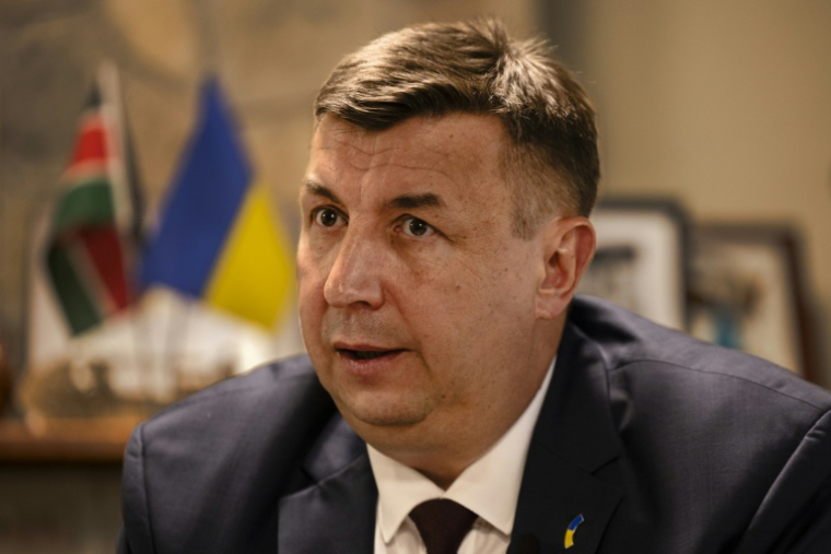L'ambassadeur ukrainien au Kenya, Yurii Tokar lors d'une interview à l'ambassade, le 30 janvier 2026 à Nairobi ( AFP / Tony KARUMBA )