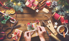 Quelles alternatives au papier cadeau ? (Crédits photo : Adobe Stock -  )