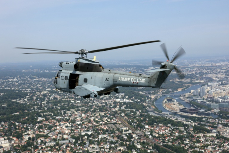 Un hélicoptère de l'Armée de l'air survole Meudon, près de Paris, après le défilé aérien militaire annuel, le 14 juillet 2026 ( AFP / Thomas SAMSON )