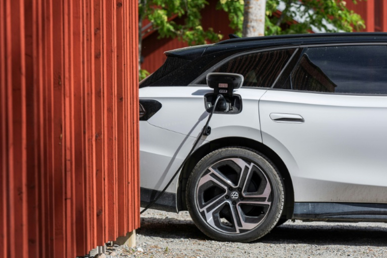 Une voiture électrique en charge dans une copropriété de Hudiksvall, en Suède, le 28 mai 2026 ( AFP / Jonathan NACKSTRAND )