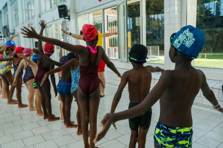 Des enfants participent à un stage gratuit "Savoir nager", le 8 août 2025 au stade nautique Maurice Thorez de Montreuil, près de Paris ( AFP / Dimitar DILKOFF )