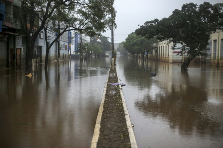 Une rue inondée à Porto Alegre, dans l'État du Rio Grande do Sul, au Brésil, le 24 mai 2024, pendant des inondations historiques dans le pays ( AFP / Anselmo Cunha )