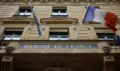 Un drapeau français flotte à l'entrée du bâtiment de la Banque de France à Paris