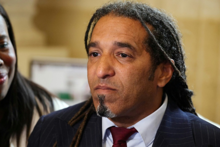 Le député écologiste Steevy Gustave après l'adoption à l'unanimité par l'Assemblée nationale d'une proposition de loi visant à abolir les lois relatives à l'esclavage, le 28 mai 2026 à Paris ( AFP / Ludovic MARIN )